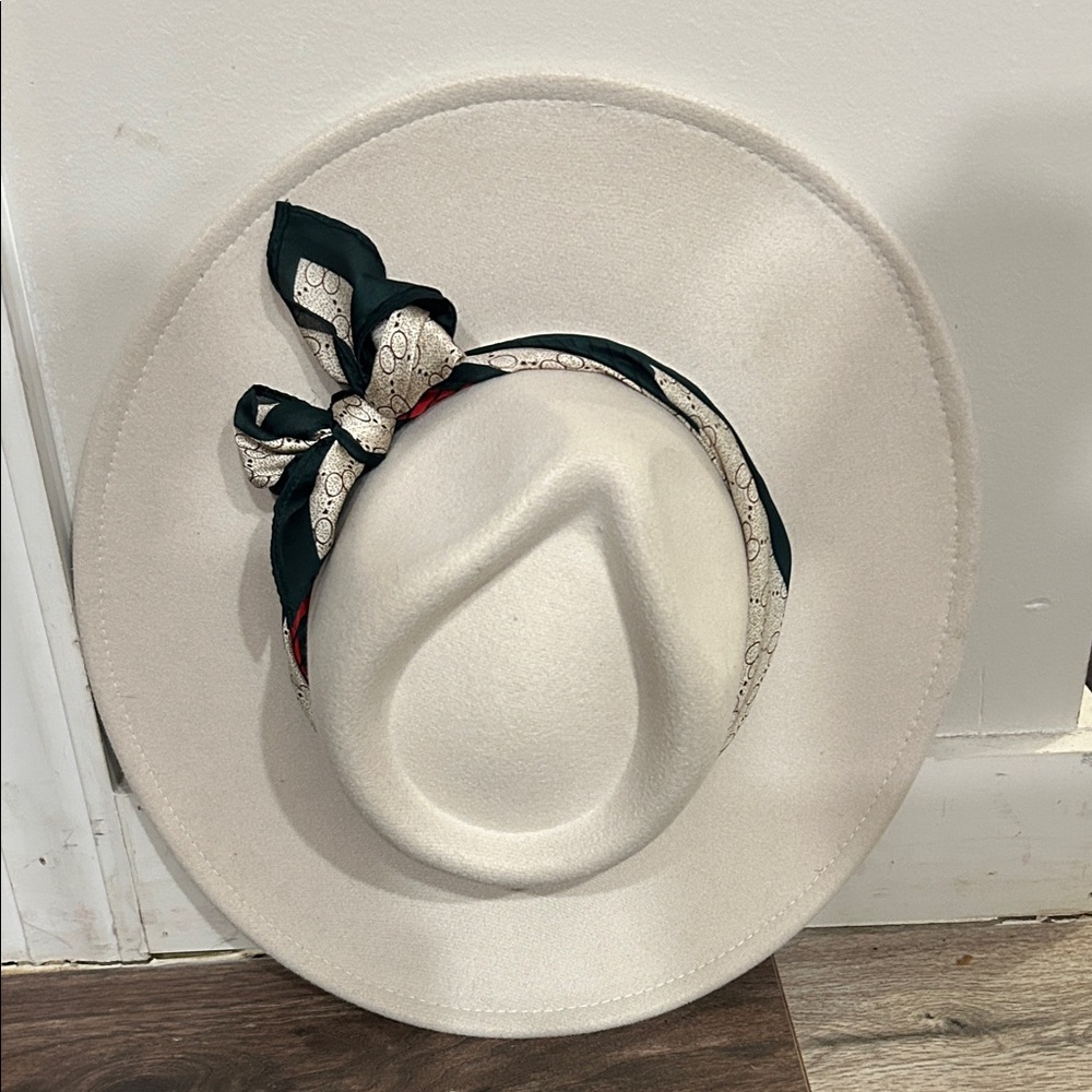 Source Unknown Cream Hat with Patterned Scarf